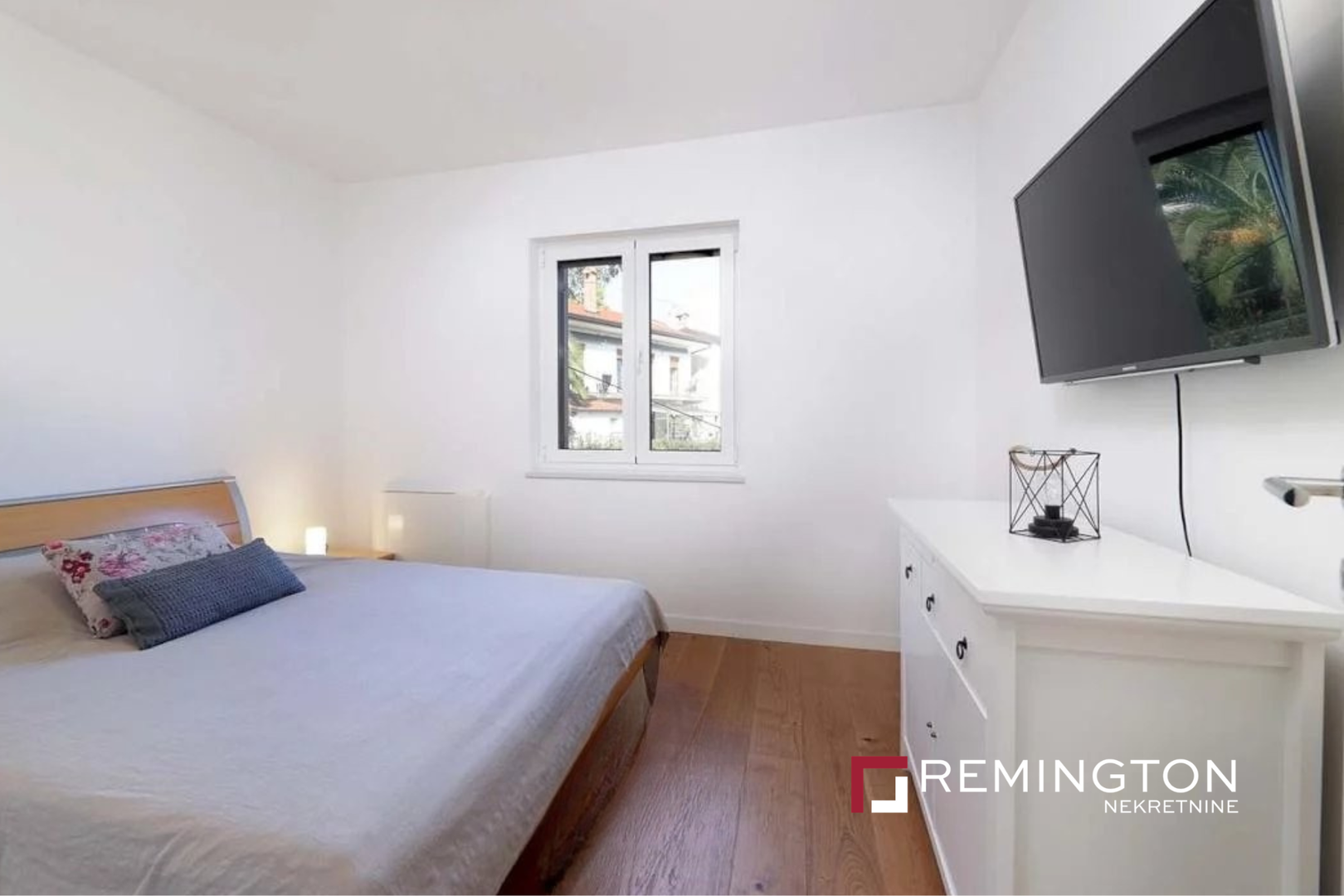 Ova južno orijentirana nekretnina nudi nesmetan pogled na more i obilje sunčeve svjetlosti tijekom cijelog dana. Stan se može pohvaliti s 93 m² pomno uređenog interijera, dok ukupna izgrađena površina s terasom iznosi 100 m² (obračunski 95 m²).