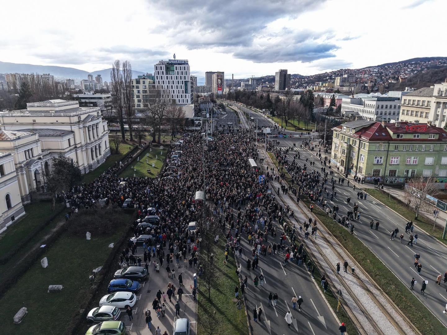 Istaknuli su da je riječ o velikoj tragediji te poručili da žive u strahu jer mladi ginu. 