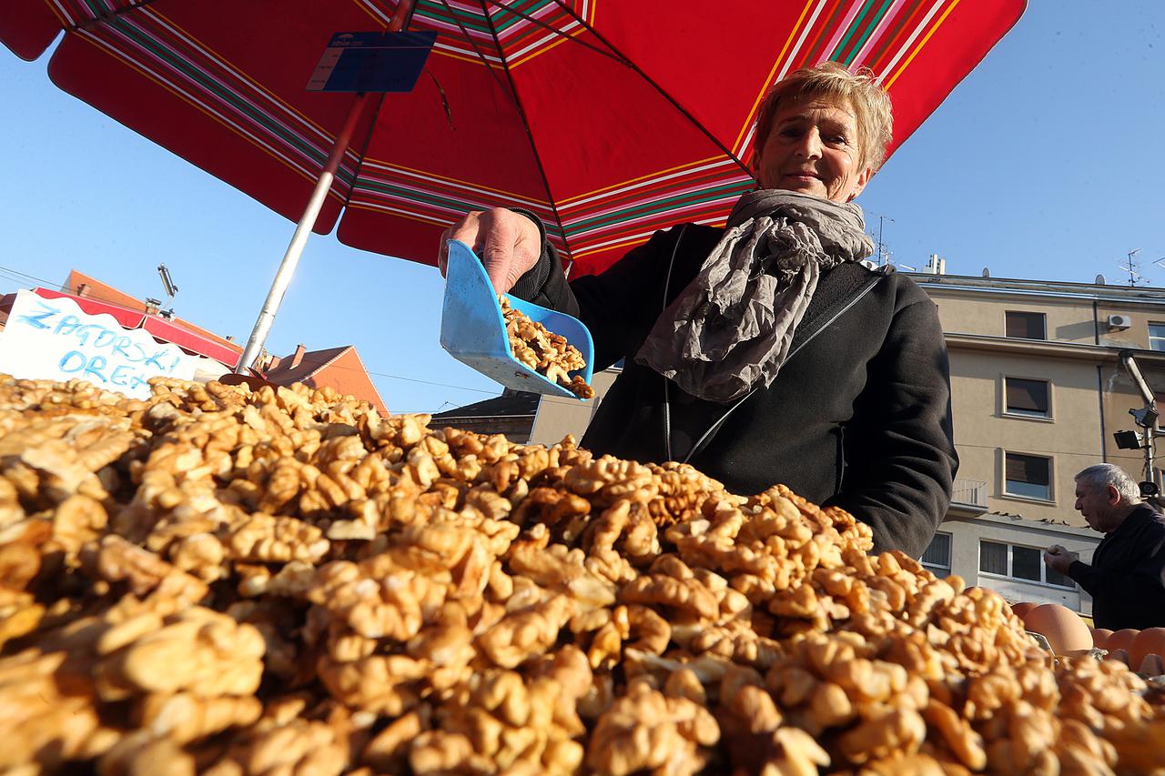 21.12.2015., Zagreb - Ponuda namirnica za blagdanski rucak na zagrebackoj trznici Dolac. Orasi.  Photo: Goran Stanzl/PIXSELL