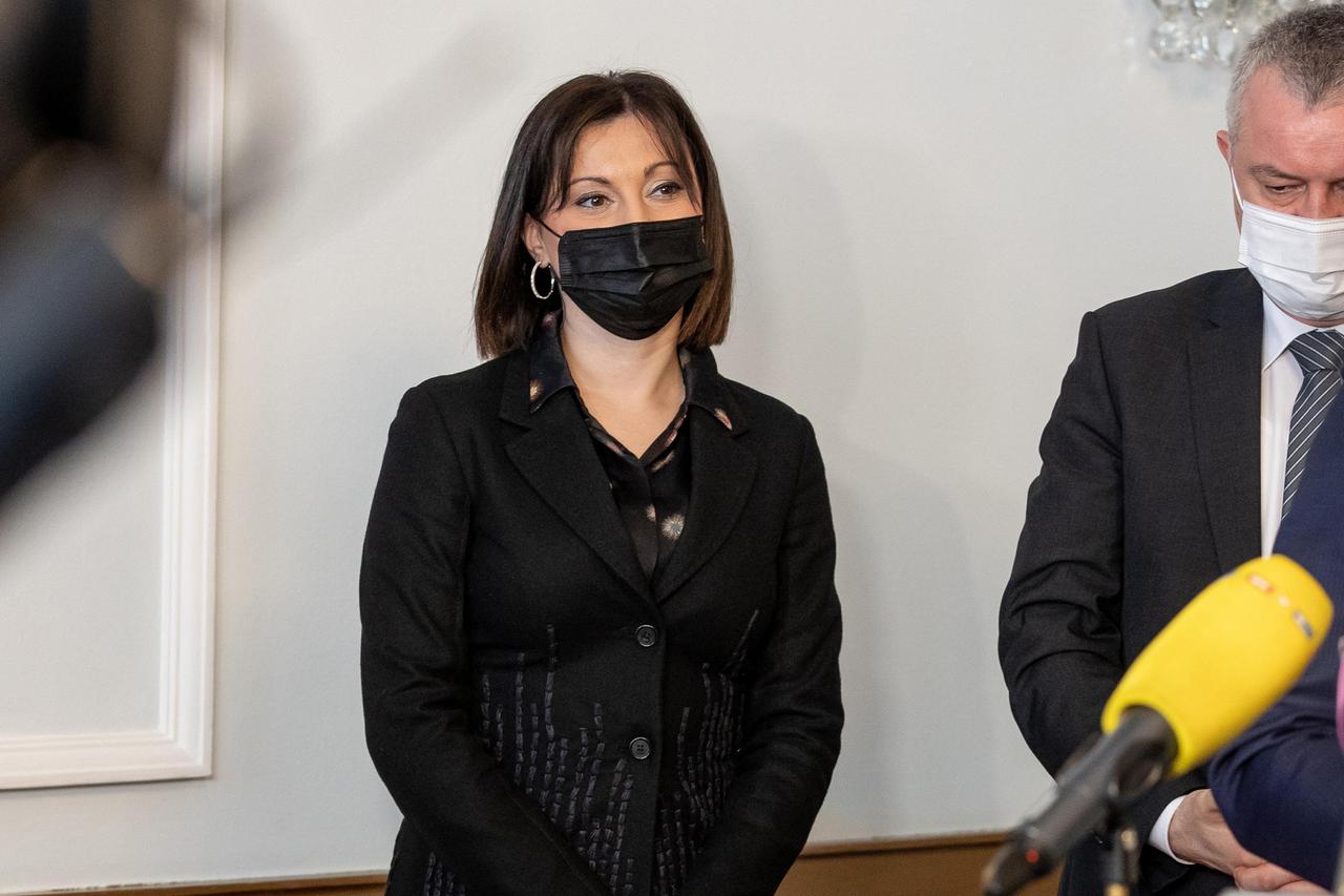 Osijek: Elastični zavoj kao modni detalj ministrice Tramišak  koju ni ozljeda ne spriječava da nosi  cipele s visokim potpeticama