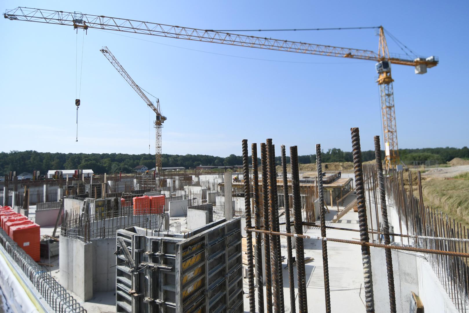 Zahvaljujući geotermalnoj energiji iz bušotina u Velikom Korenovu, grijanje bazena i objekata bit će osigurano korištenjem obnovljivih izvora energije, uključujući toplu vodu temperature do 68 °C na dubini od 1500 metara, kao i planirane solarne panele.