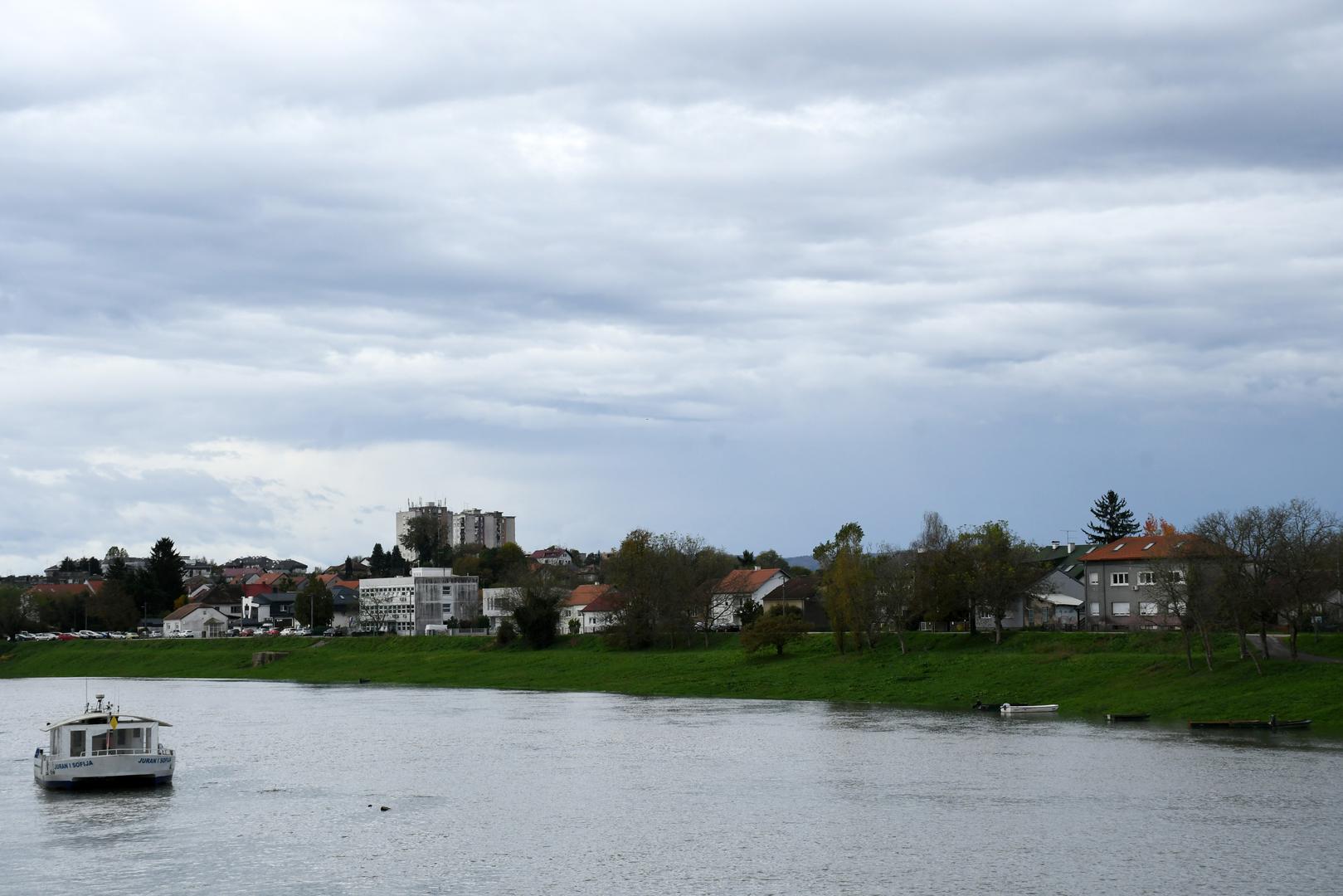 27.10.2023., Sisak - Tamni oblaci na nebu iznad grada najava su kise. Photo: Nikola Cutuk/PIXSELL