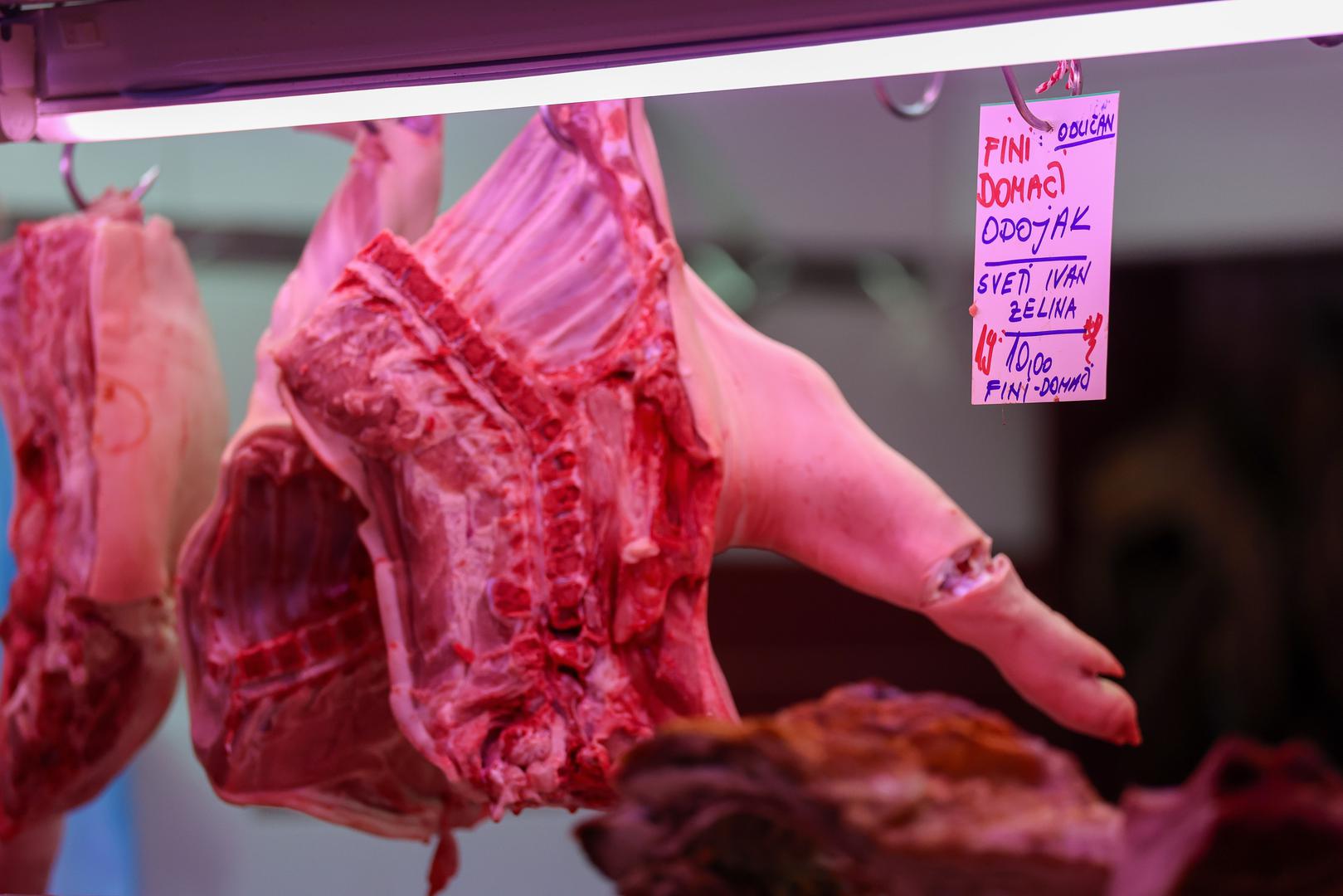 Domaći odojak se nudi za 10 eura po kilogramu. Najveća potražnja je za mesom i suhomesnatim proizvodima kojeg ima na svakom koraku.