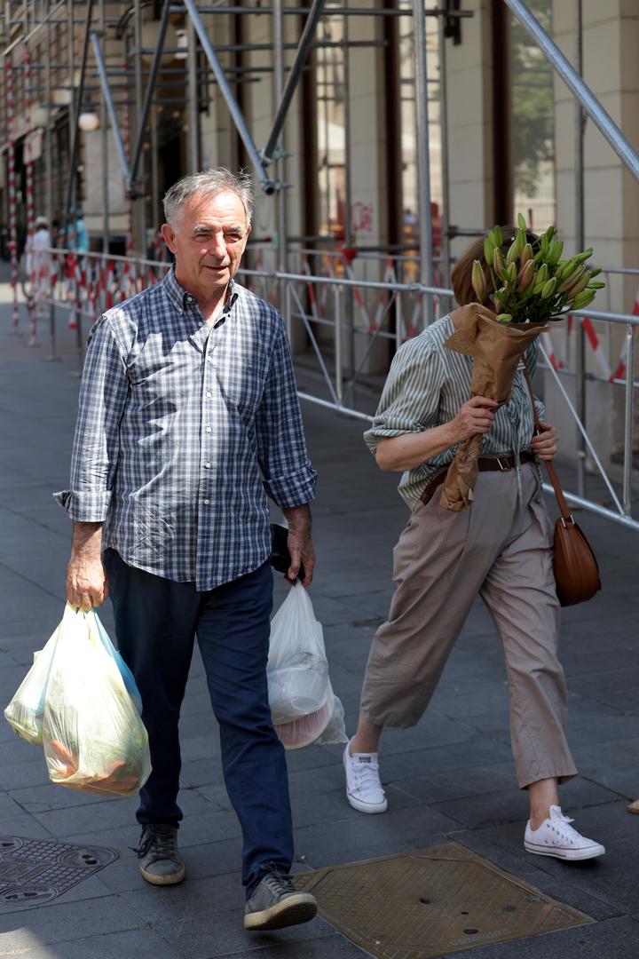 Dok je Pupovac preuzeo teret vrećica, njegova je pratnja u rukama nosila raskošan buket ljiljana. 