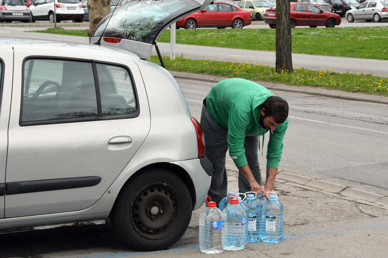 Slavonski Brod: Građani i dalje po pitku vodu odlaze do cisterni i spremnika za vodu