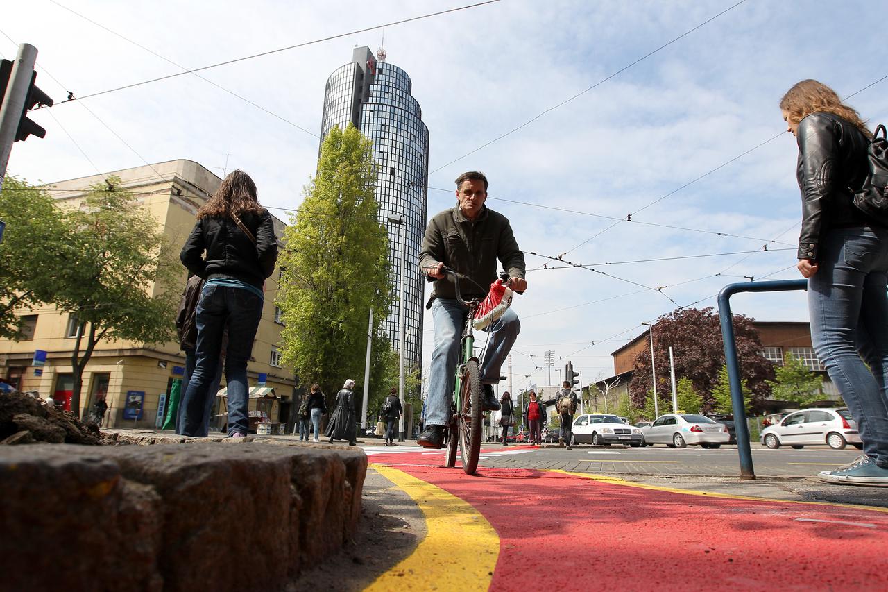 18.04.2012., Zagreb - Uredjena biciklisticka staza u Savskoj cesti kod Studenskog centra i Cibone.  Photo: Boris Scitar/VLM/PIXSELL