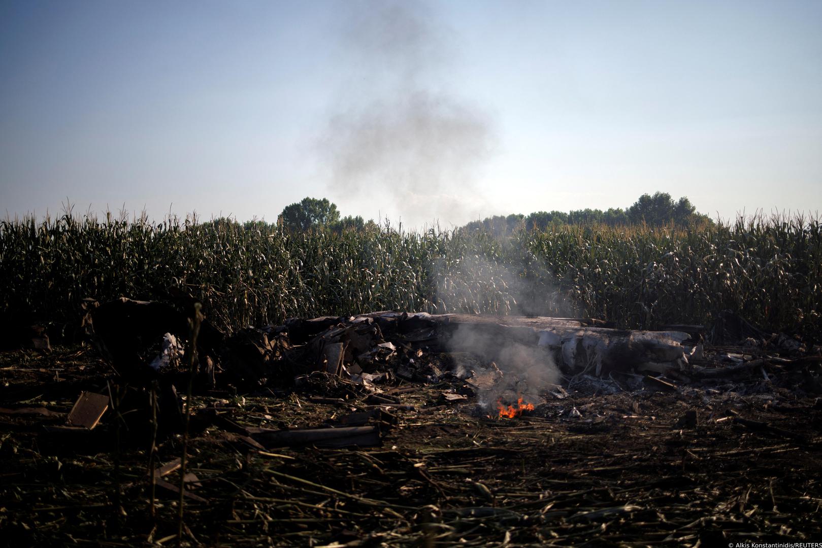 Debris burns at the crash site of an Antonov An-12 cargo plane owned by a Ukrainian company, near Kavala, Greece, July 17, 2022. REUTERS/Alkis Konstantinidis Photo: Alkis Konstantinidis/REUTERS