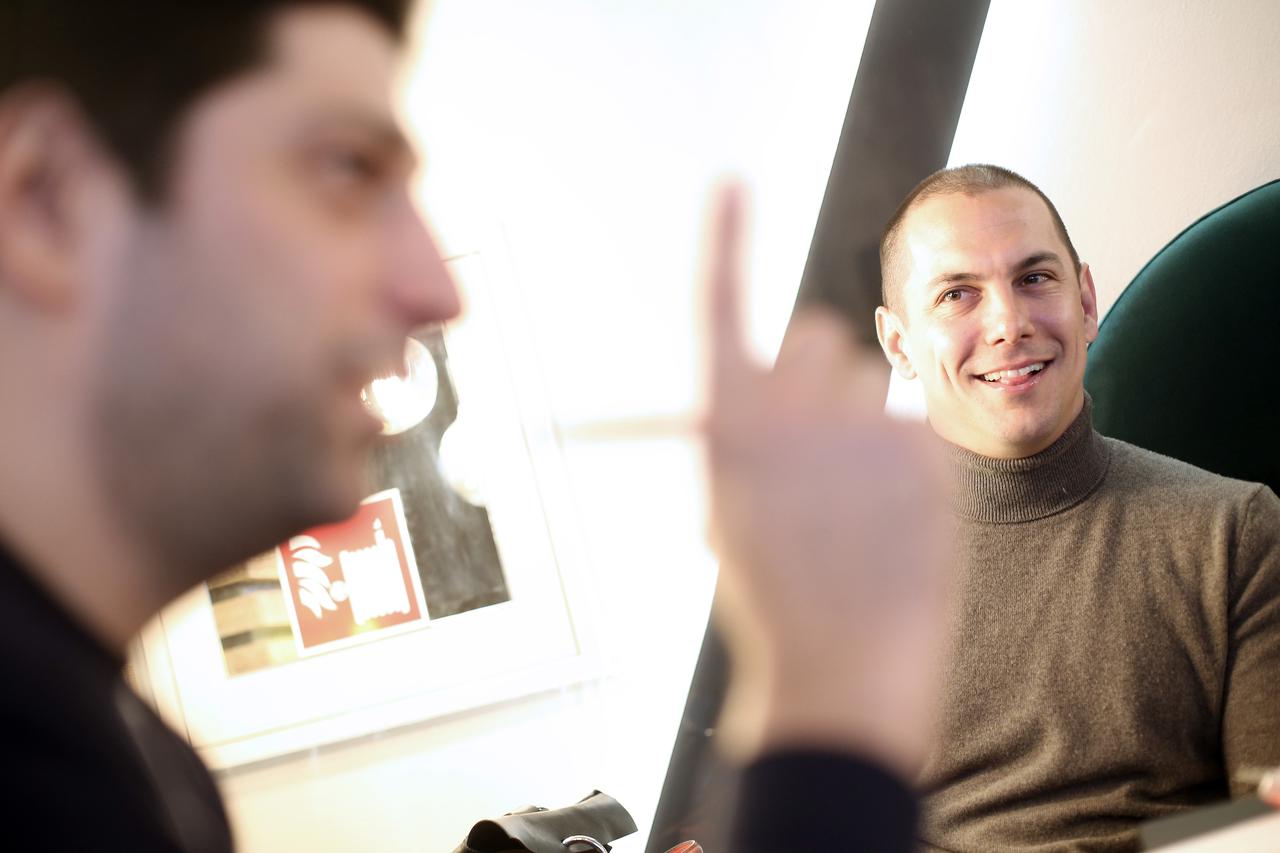 Zagreb: U Aperitivo baru održan je event pod geslom Platite kavu stihom 