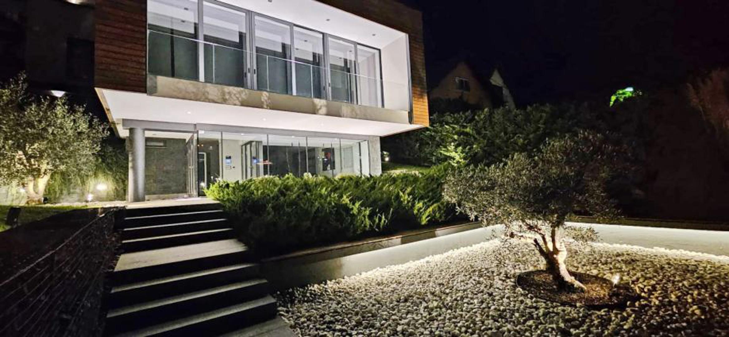 Vila ima i garažu za dva automobila te uređeno dvorište s mogućnošću dodatne nadogradnje, poput ljetne kuhinje ili lounge prostora. Kako stoji u oglasu, tražena cijena iznosi 1.700.000 eura.