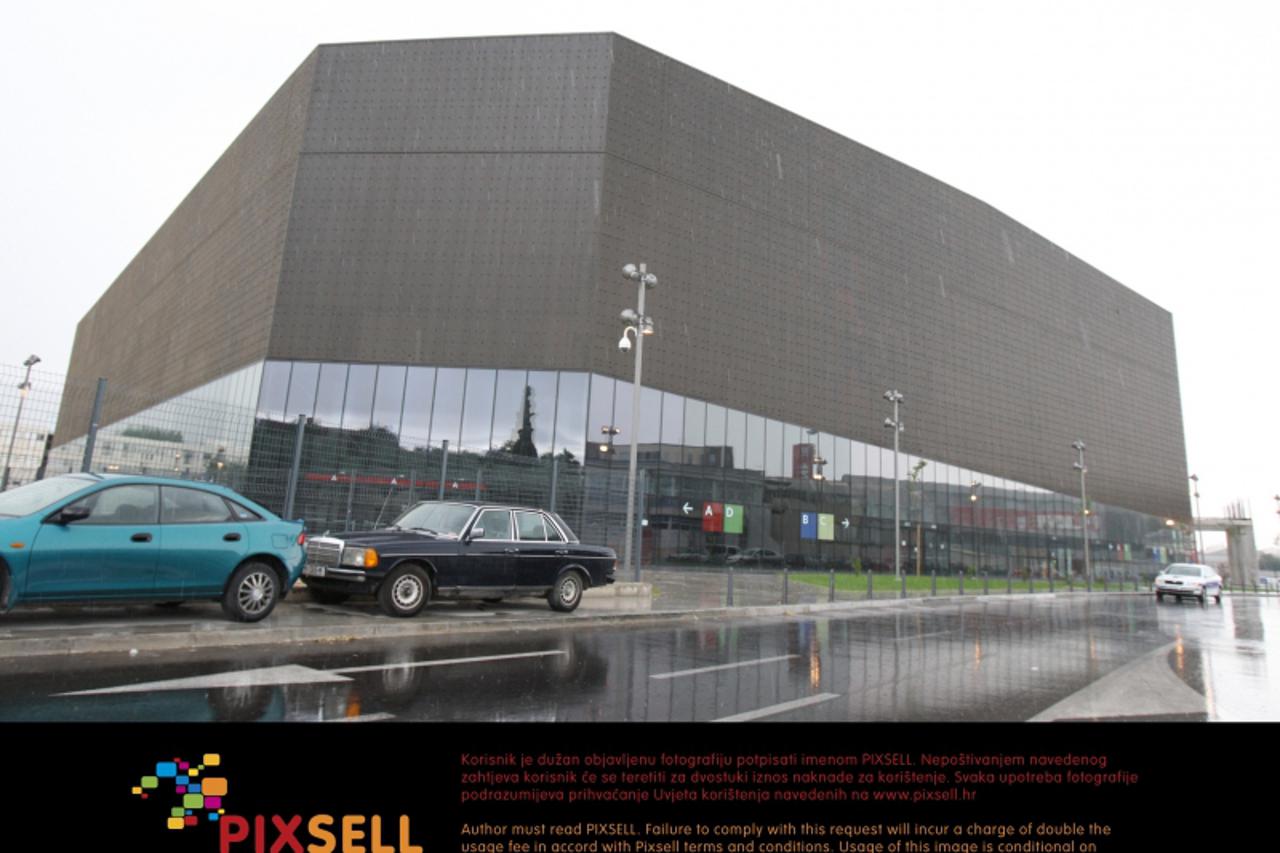 '23.06.2009., Split - Policijsko vozilo ispred Spaladium Arene u Splitu. Policija je intervenirala u dvorani zbog pobune djelatnika americke firme Global Spectrum. Photo: Ivo Cagalj/24sata'