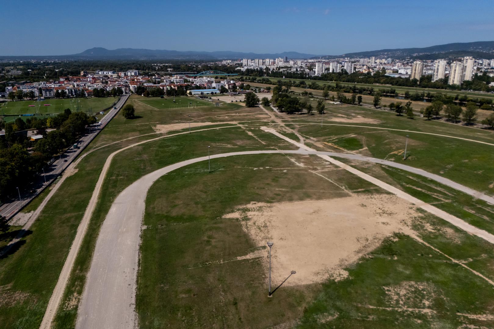 Barišić je dodao kako će teren vratiti u bolje stanje nego što je bio prije.