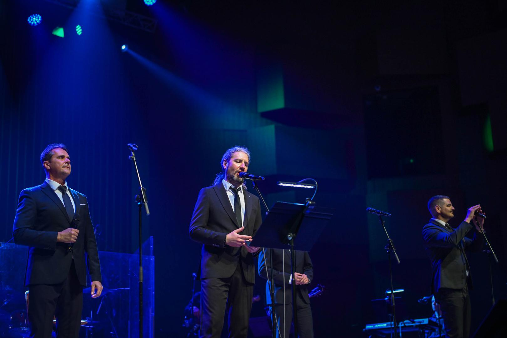 Nakon posljednjih taktova, publika nije puštala Tenore s pozornice. Prvi bis, "Tvoja Zemlja", bio je emotivni vrhunac večeri. No, prava eksplozija energije uslijedila je s legendarnim "O Sole Mio" kojim je koncert završen u slavljeničkom tonu.