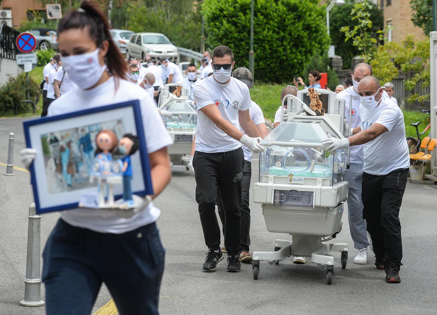 Primopredaja inkubatora u bolnicu u Petrovoj kupljenih u sklopu akcije "Vratimo Palčiće u Petrovu"