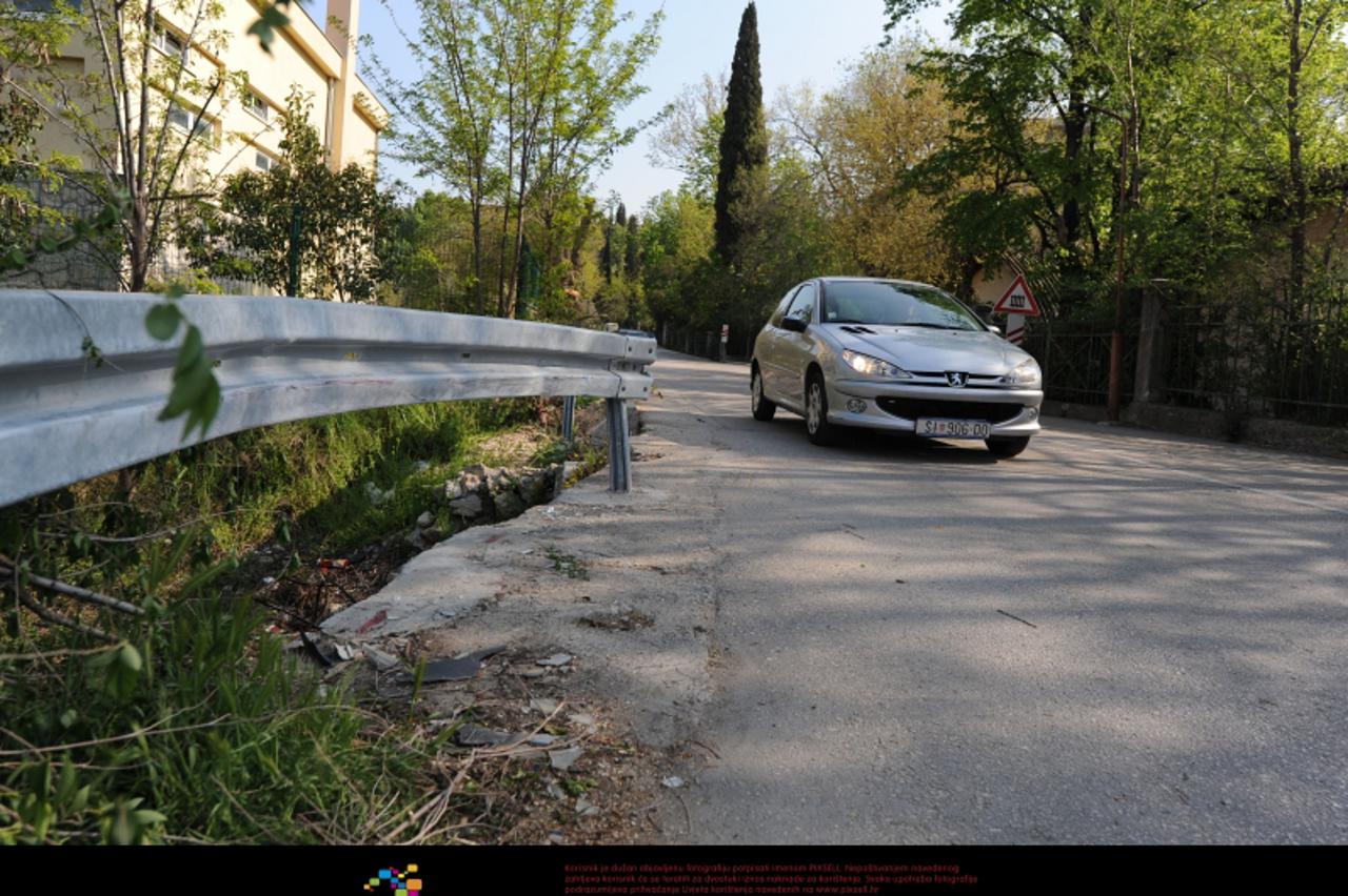 '21.04.2010., Sibenik - Sporni zavoj kod ulaza u Remont na koji se vozaci zale da nije dobro napravljen i da kada pada kisa vozila stalno izlijecu.  Photo: Hrvoje Jelavic/PIXSELL'