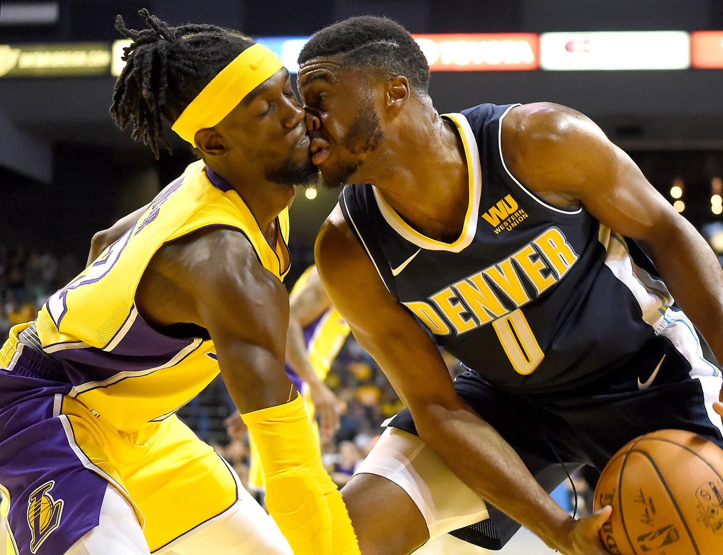 Briante Weber (12), branič Los Angeles Lakersa, poljubio se u borni za loptu s Emmanuelom Mudiajom (0), braničem Denver Nuggetsa, u druggom poluvremenu utakmice odigrane u kanadskom Ontariju.