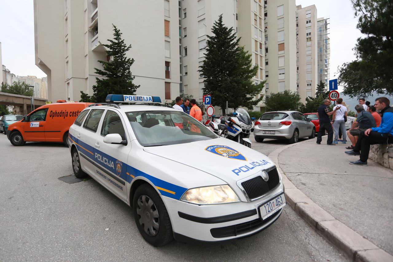 Zena bacala boce kroz prozor