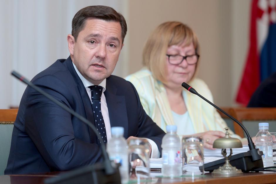 10.06.2016., Zagreb - Sjednica odbora za informiranje, informatizaciju i medije na kojoj se trebalo raspravljati o izvjescu vijeca za elektornicke medije zabog nedostatka kvoruma svela se na neformalne konzultacije s kandidatima za ravnatelja HRT-a. Andri