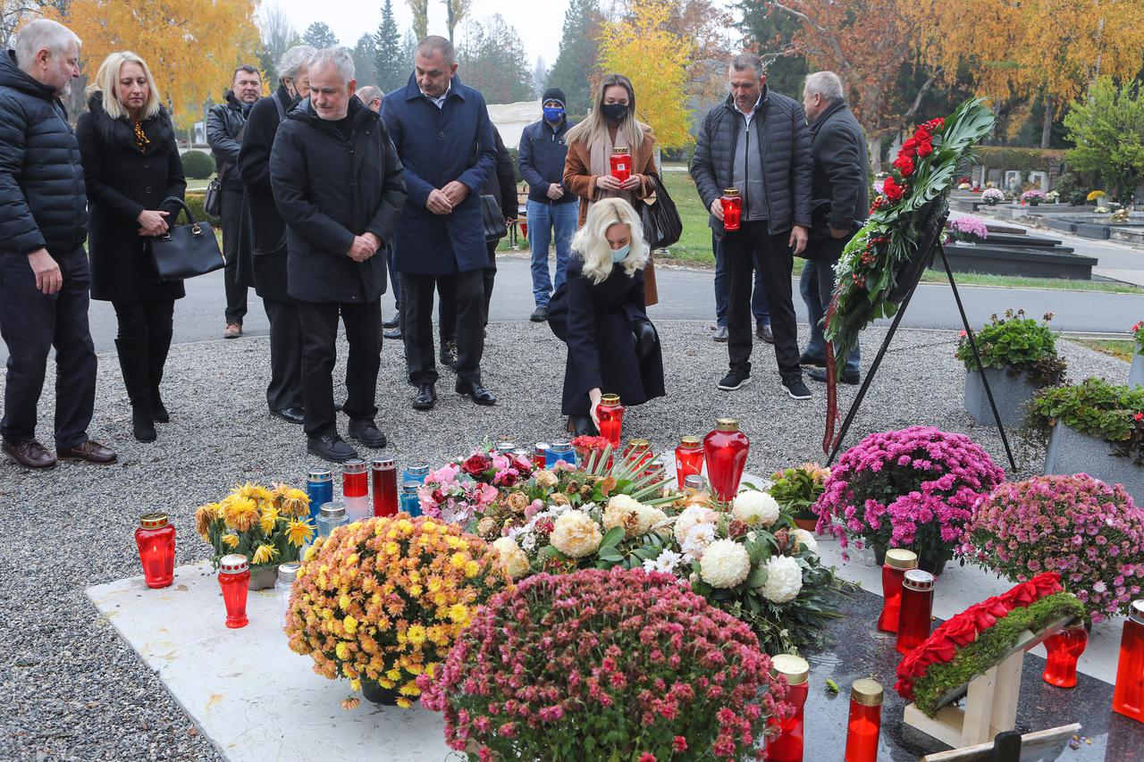 Povodom Bandićevog rođendana suradnici zapalili svijeće na njegov grob