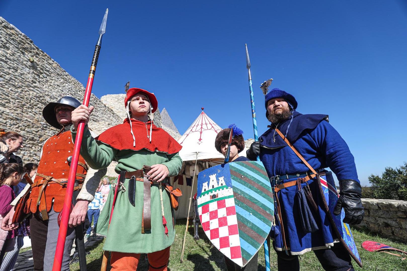 "Srednjovjekovni dani na Medvednici" održat će se ovog vikenda na Medvedgradu, a posjetitelje očekuju viteški turniri, borbe s vatrenim bakljama i suđenje coprnici, prikaz vatrenog oružja, interaktivne radionice za djecu i odrasle, sajam te glazba, plesovi i kuhinja. "XVIII. 