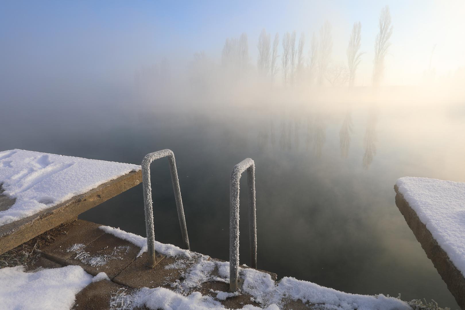 Fotografije zimske idile uz rijeku Koranu pokazuju i kako je izgledalo današnje jutro u Karlovcu. 
