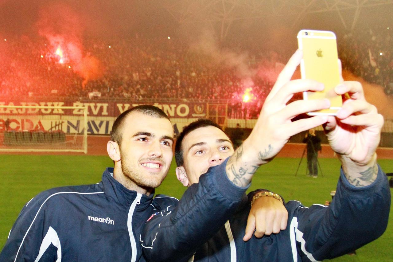 22.11.2014., Split - Vise tisuca navijaca Hajduka okupilo se na sjevernoj tribini Poljuda gdje je uz baklje docekalo igrace iz Zagreba, koji su odbili igrati derbi protiv Dinama. Nogometasi Hajduka solidarizirali su se sa svojim navijacima, od kojih je ve