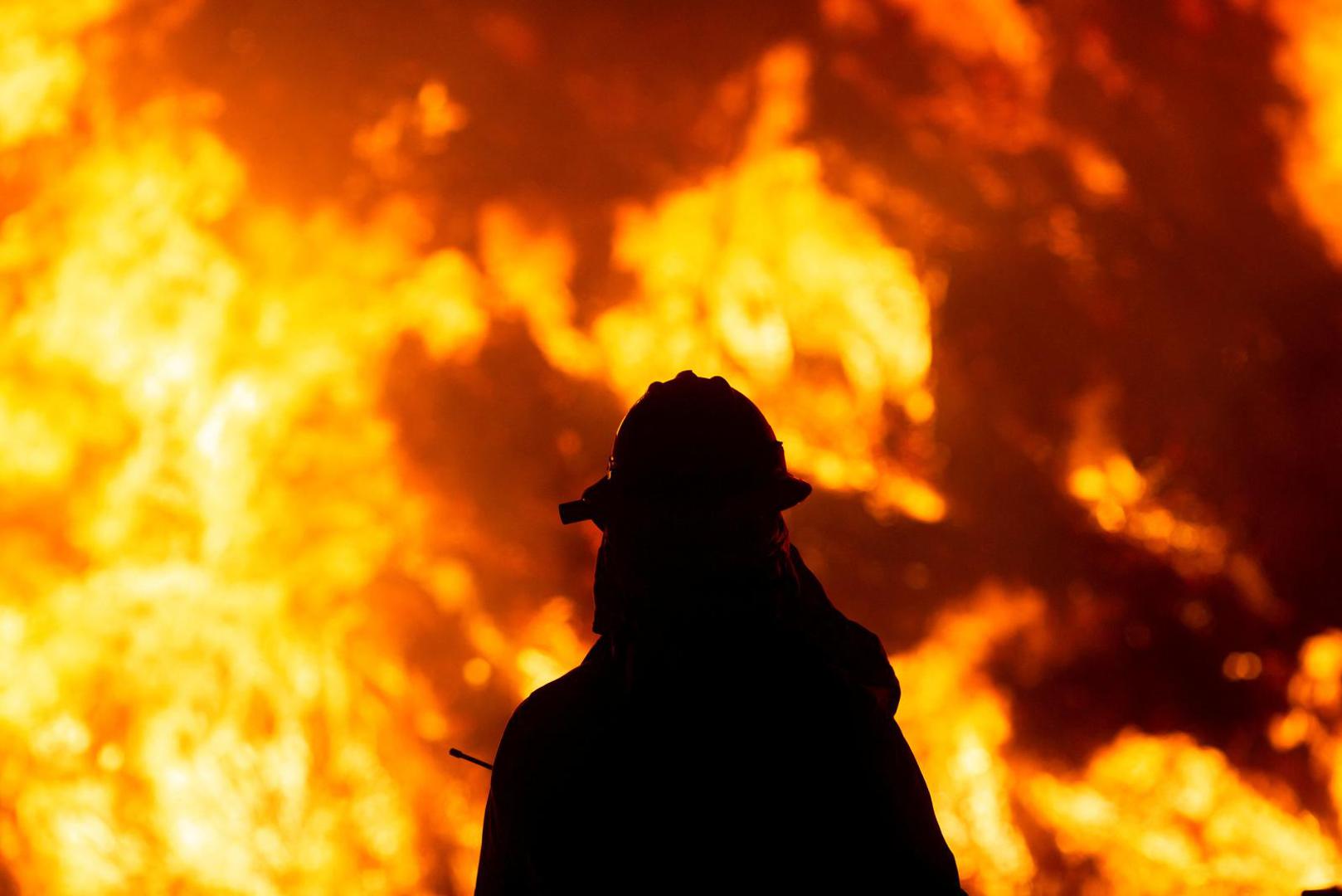 A firefighter battles the Hughes Fire near Castaic Lake, north of Santa Clarita, California, U.S. January 22, 2025.  REUTERS/Ringo Chiu Photo: RINGO CHIU/REUTERS