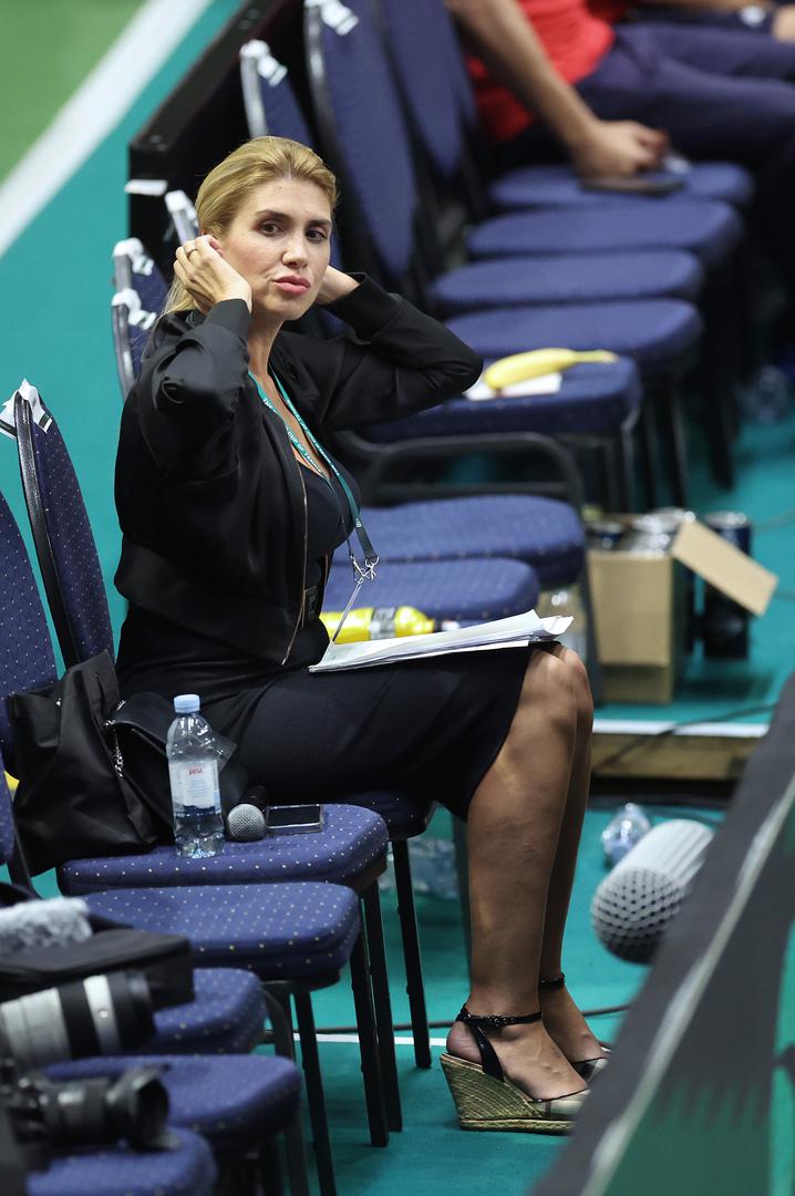 Atraktivna Splićanka završila je jezičnu gimnaziju nakon koje je diplomirala pravo na Pravnom fakultetu u Splitu, a njezinu strast prema novinarstvu prvi je uočio Siniša Svilan koji je poziva u Glamour Caffe i tako počinje njezin novinarski put.