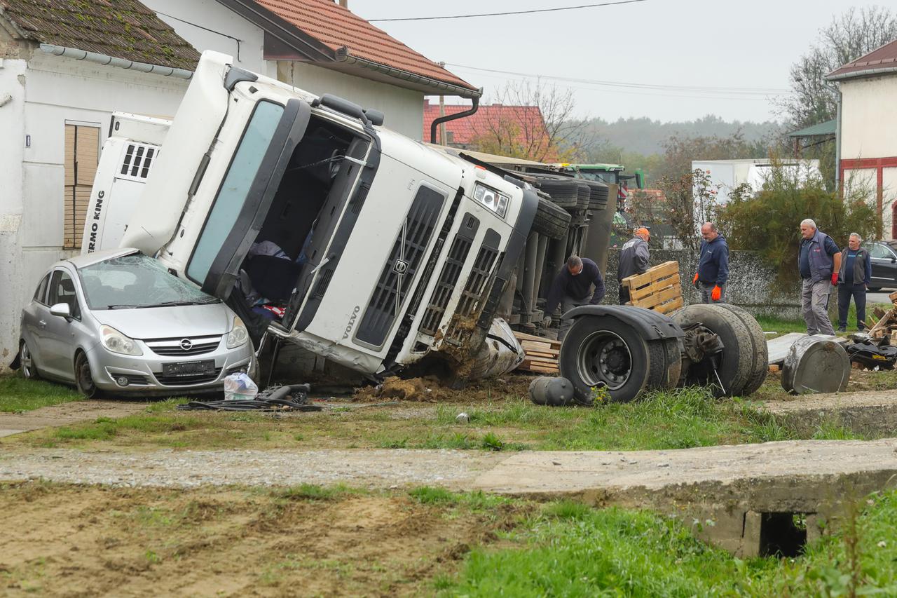 Črnkovci: Kamion sletio s ceste i zabio se u kuću