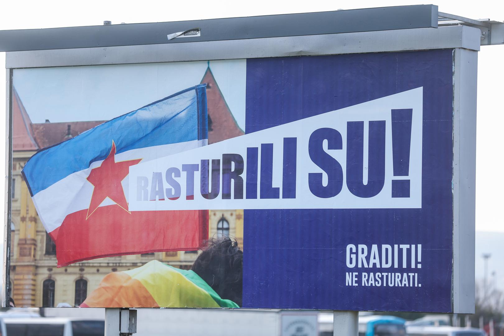 Plakate je na Facebooku komentirao i kandidat za gradonačelnika Zagreba Tomislav Jonjić. " Zagrebu su se pojavili plakati koji - gle čuda - podsjećaju na "vizualni identitet" stranke Možemo. Uz dugine boje javno se ističe i okupatorska jugoslavenska zastava sa svojim totalitarnim simbolima. Radi li se o predizbornoj kampanji vladajuće stranke u Zagrebu ili o nekoj drugoj vrsti provokacije (pa i onoj koja je možda nastala u kuhinji vladajuće stranke u državi), još uvijek nije poznato. No, u svakom slučaju, na poniženje Hrvatica i Hrvata grada Zagreba za sada nema reakcije ni gradskih niti državnih vlasti", napisao je između ostalog Jonjić.