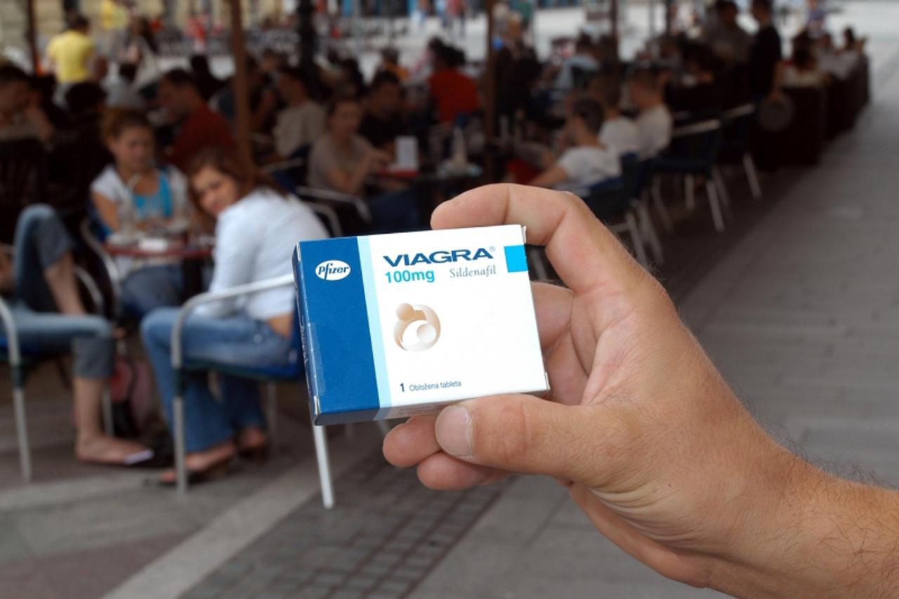 'viagra---080806 otv (i poneki mladji brodjani viagru su probali,ali samo iz znatizzelje,uz tekst B.Karakassa) snimio:ivica galovic   (slav.brod)'
