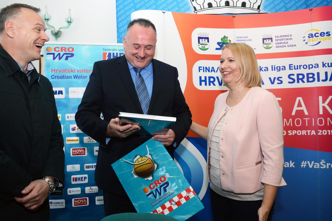 Vaterpolisti u Sisku: predsjednik HVS-a Mladen Drnasin i Ivan Buljubašić