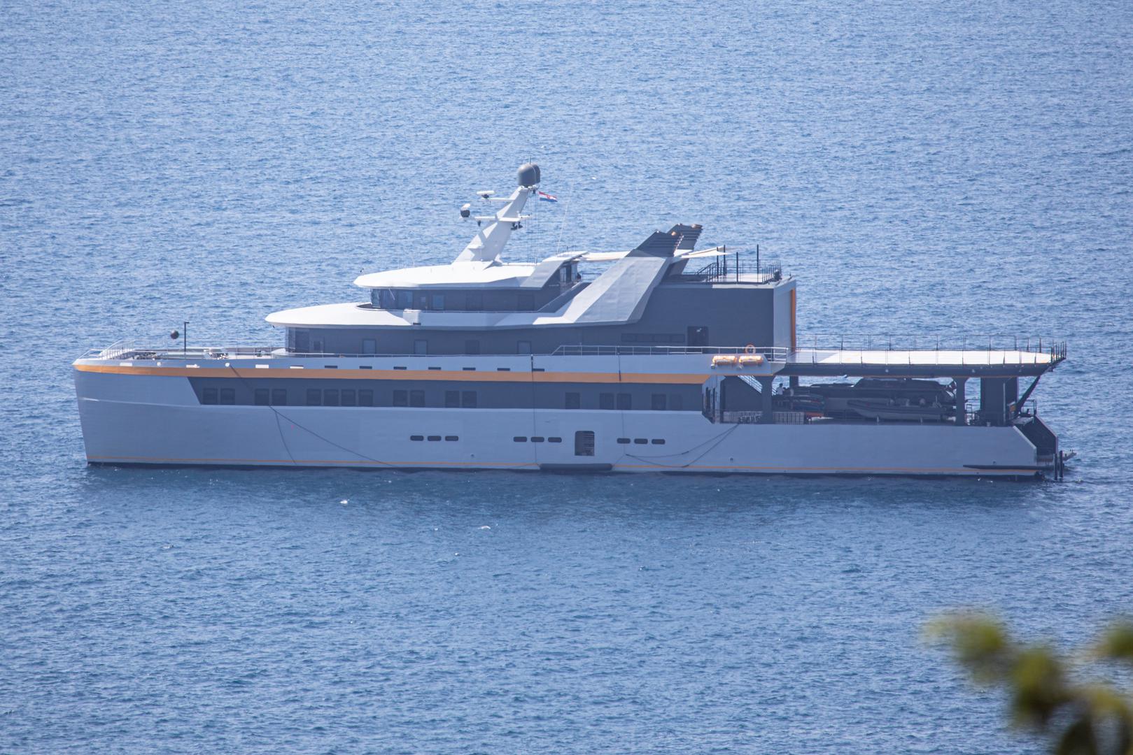 Među brojnim sadržajima na brodu nalaze se helidrom, teretana, wellness centar i garaža opremljena svim potrebnim za uživanje u vodenim sportovima i zabavi na moru. Osim toga, uz Moonrise plovi i njezin 68-metarski katamaran, specijalizirani logistički brod koji nudi dodatne sadržaje i usluge.