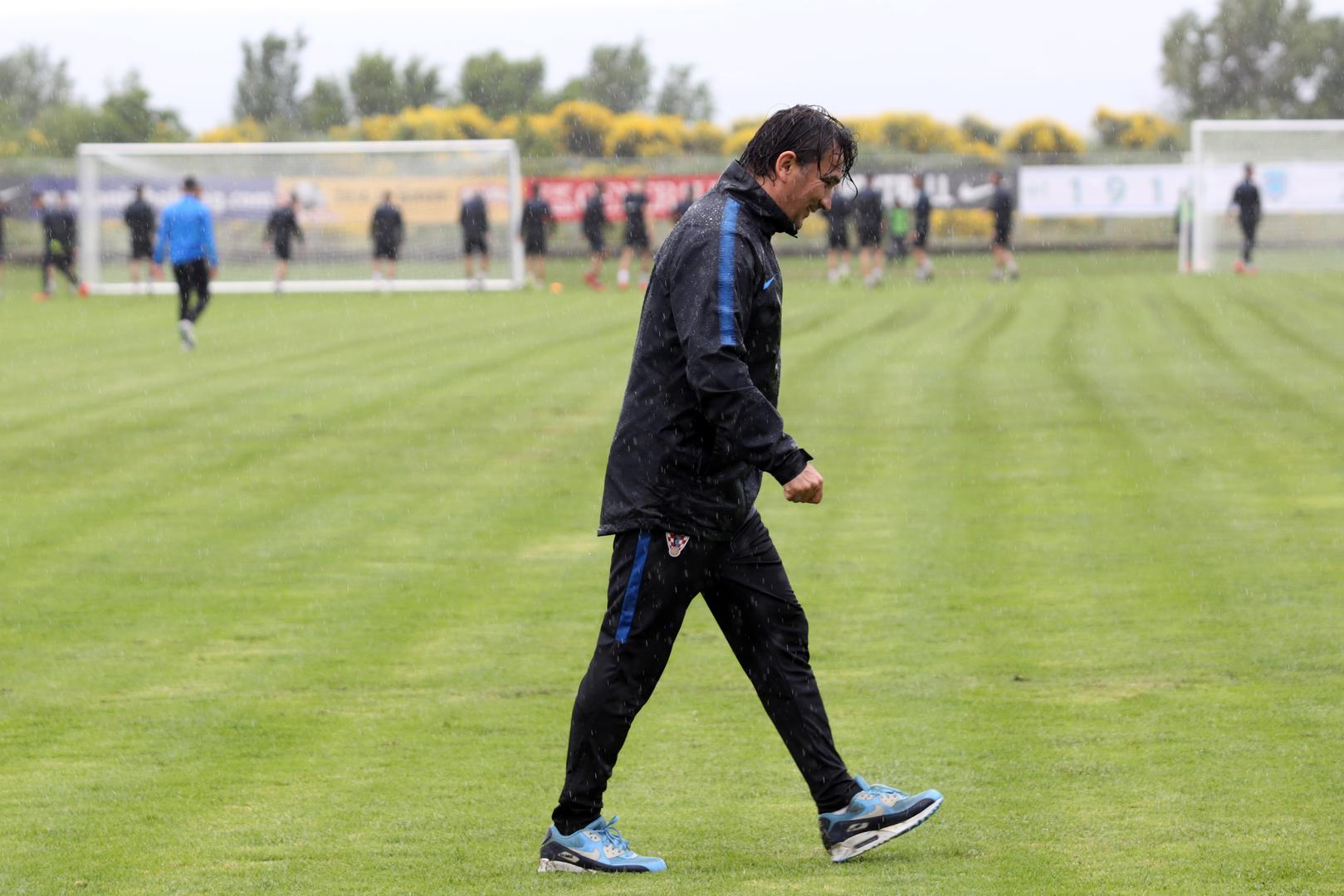 Travnjak je sada poprilično natopljen i Omišani će se morati pobrinuti da se do petka osuši i bude spreman za igru jer se na mokrom terenu netko može ozlijediti.