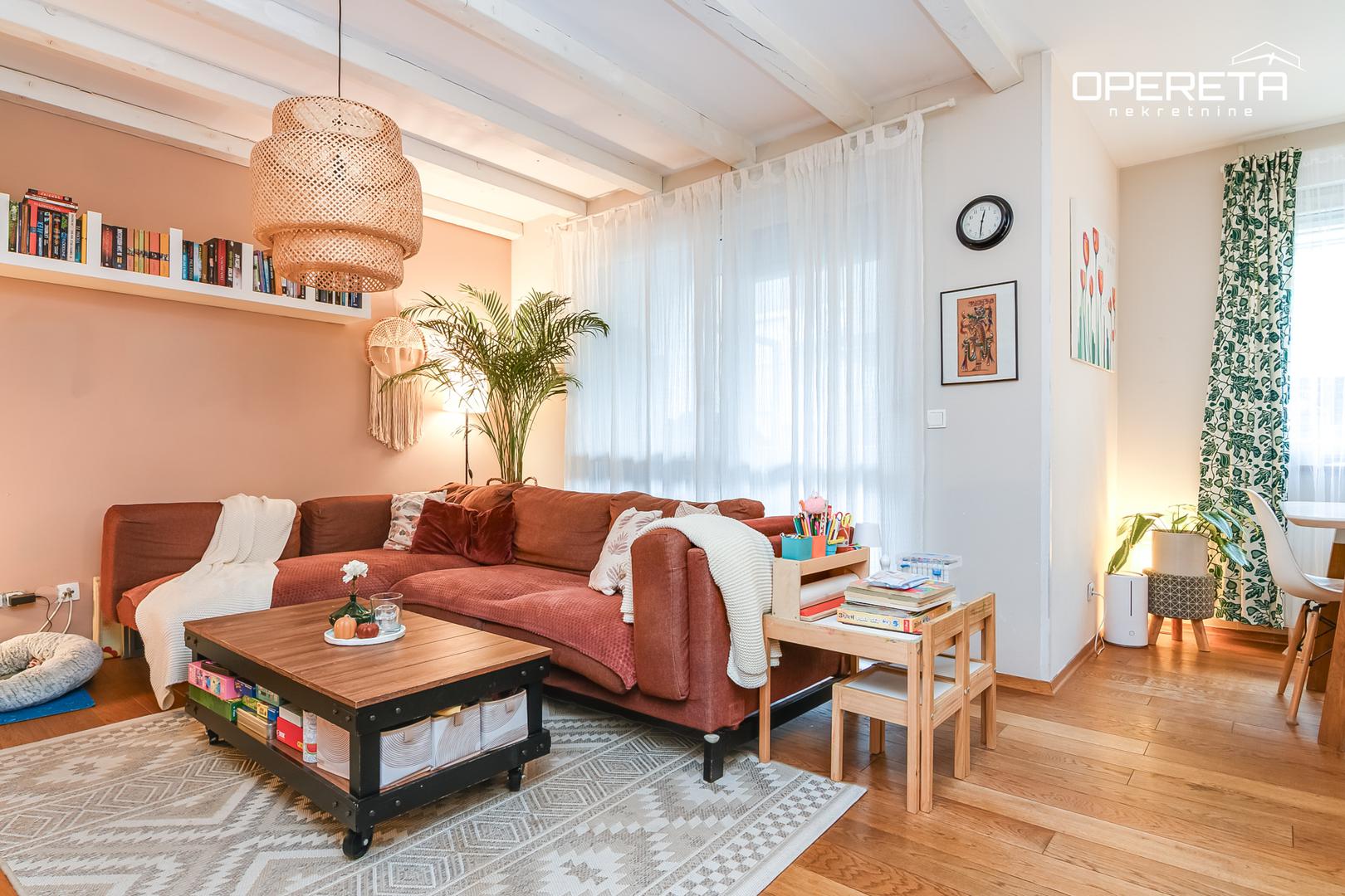 U cijenu stana uključeni su pripadajuće spremište i parkirno mjesto, što dodatno olakšava svakodnevnu funkcionalnost.