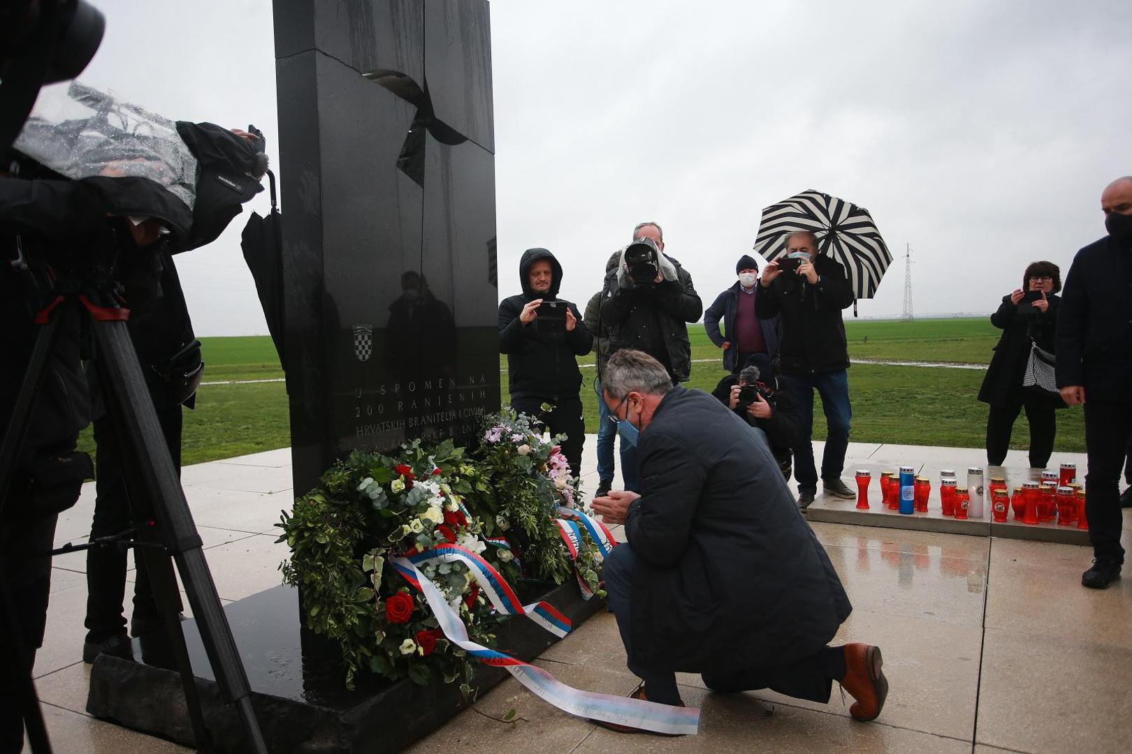 17.11.2020., Ovcara, Vukovar - Clanovi Srpskog narodnog vijeca Milorad Pupovac, potpredsjednik Vlade RH Boris Milosevic i izaslanik Predsjednika Vlade Srbije Veran Matic odali su pocast zrtvama rata. Photo: PIXSELL