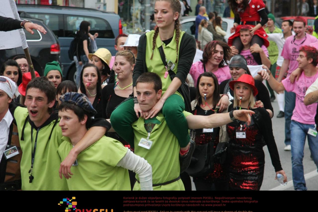 '17.05.2011., Karlovac - Maturanti dugoreske i karlovackih srednjih skola velikom povorkom kroz srediste grada obiljezili zadnji dan nastave.  Photo: Kristina Stedul Fabac/PIXSELL'