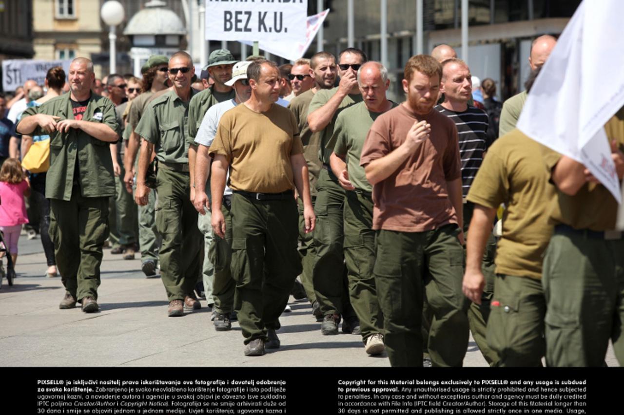 '02.07.2013., Zagreb - Pirotehnicari nastavljaju strajk zbog nepotpisivanja kolektivnog ugovra. Danas su ponovno dosli na Jelacicev trg i napravili krug oko spomenika banu Jelacicu.  Photo: Patrik Mac