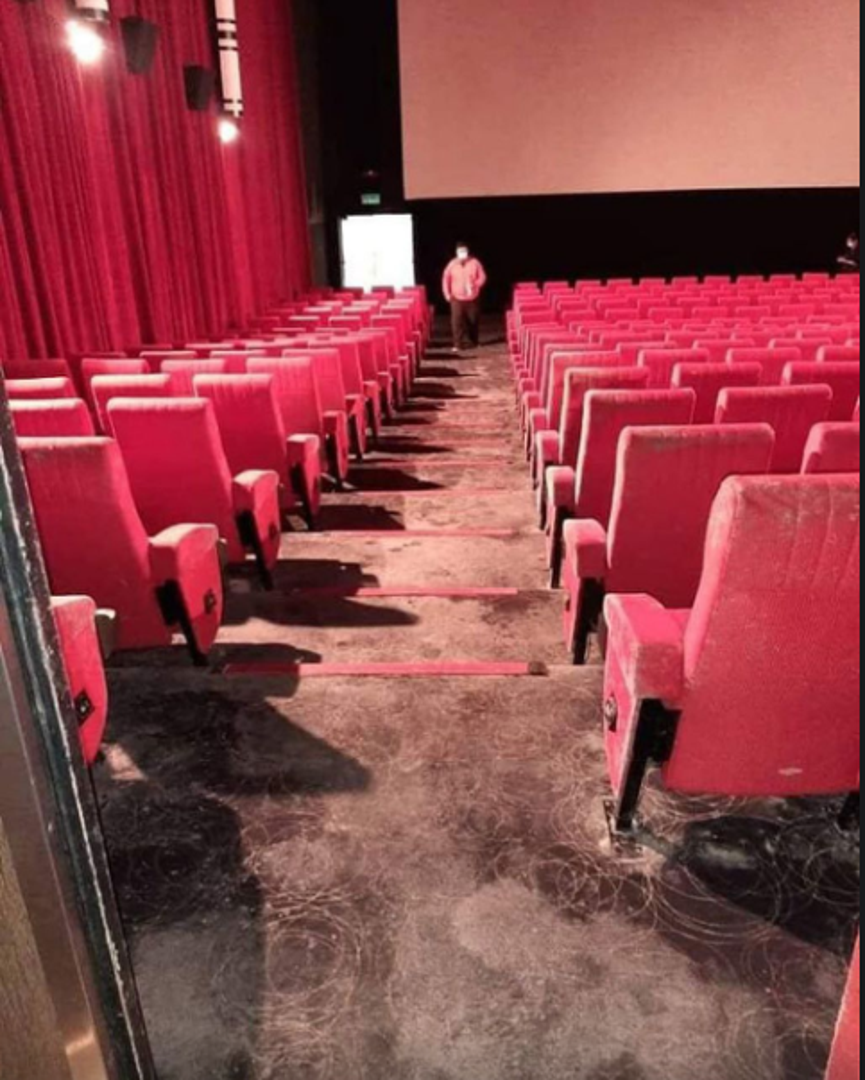 Gotovo svako sjedalo bilo je prekriveno i oštećeno zbog plijesni.