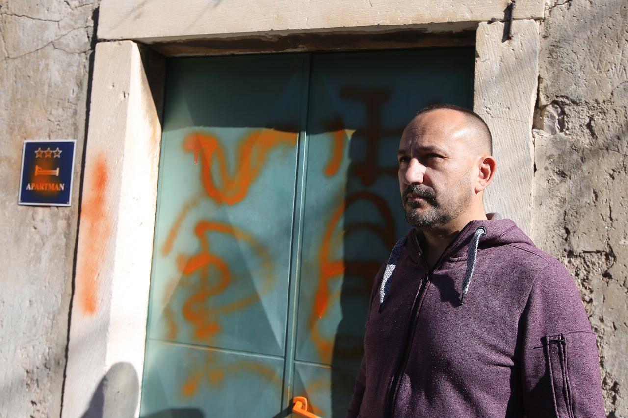 Zekanoviću na vratima kuće u Šibeniku ispisani fašistički grafiti