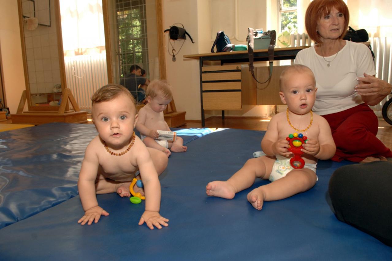 \'za zivot.....20.06.09 rijeka......gimnastika za male bebe u djecjoj bolnici rijeckog kbc-a Photo: Goran Kovacic/Vecernji list\'