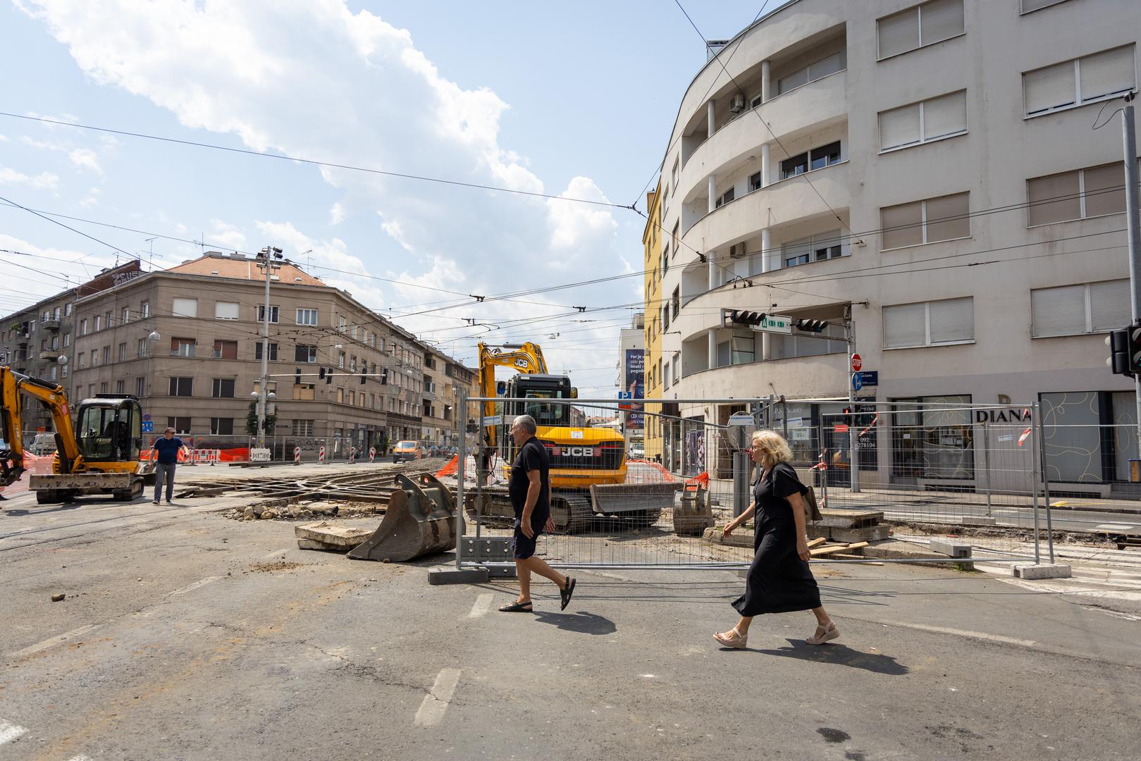 Obnavlja se dotrajala kolosiječna konstrukcija i tramvajske skretnice na jednom od najopterećenijih dijelova zagrebačke tramvajske mreže. Završetkom radova povećat će se sigurnost i pouzdanost tramvajskog prometa, smanjiti potreba za budućim izvanrednim intervencijama te osigurati kvalitetnija infrastruktura. Ugovorena vrijednost investicije je 1,1 milijun eura. 