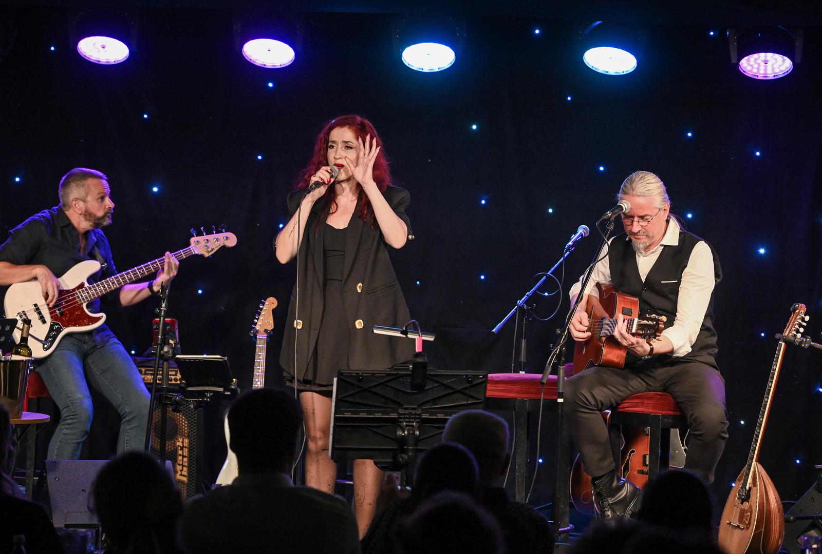 Večer je započela u intimnom, akustičnom ozračju, a dio koncerta bio je posvećen nezaboravnoj Jadranki Stojaković, čije su pjesme izvedene s puno poštovanja i nostalgije.  Posebnu čar imala je izvedba u kojoj su spojili "Tennessee Whiskey", pjesmu koju je proslavio Chris Stapleton, s Arsenovim "Odlaskom" – neobična, ali dojmljiva kombinacija kojom su pokazali svu širinu svog glazbenog izraza.