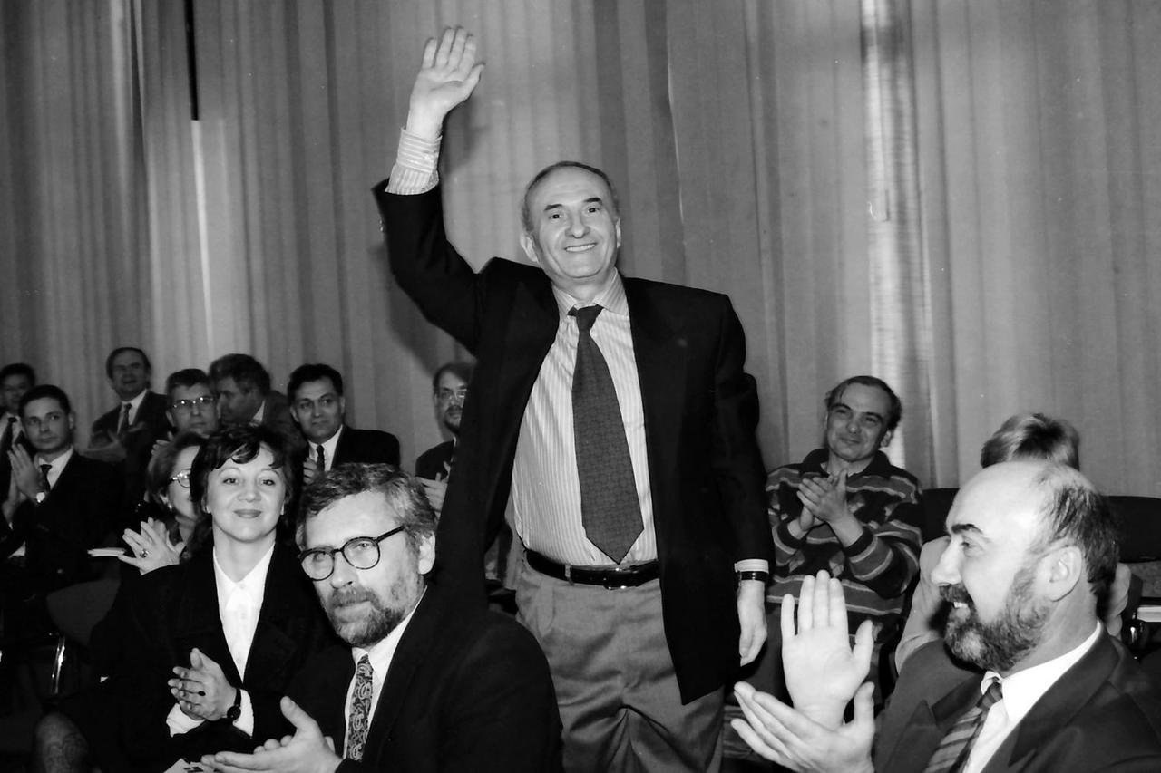 Zagreb: Na 6. saboru HSLS-a Vlado Gotovac izabran za predsjednika stranke, 18.02.1996.