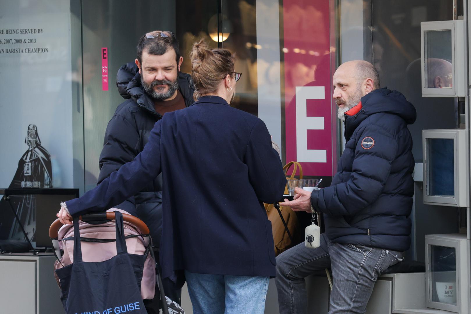  Popularni glazbenik, koji je godinama bio frontmen grupe Hladno pivo, uživao je u popodnevnoj kavi i razgovoru s prijateljima.