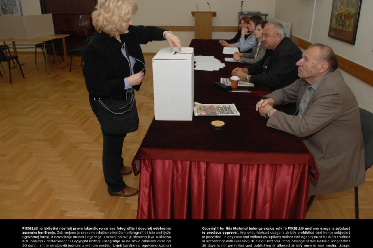 '02.06.2013. Krapina - Gradjani glasovali u drugom krugu lokalnih izbora za gradonacelnika cime su ispunili svoju gradjansku duznost. Photo: Matija Topolovec/PIXSELL'