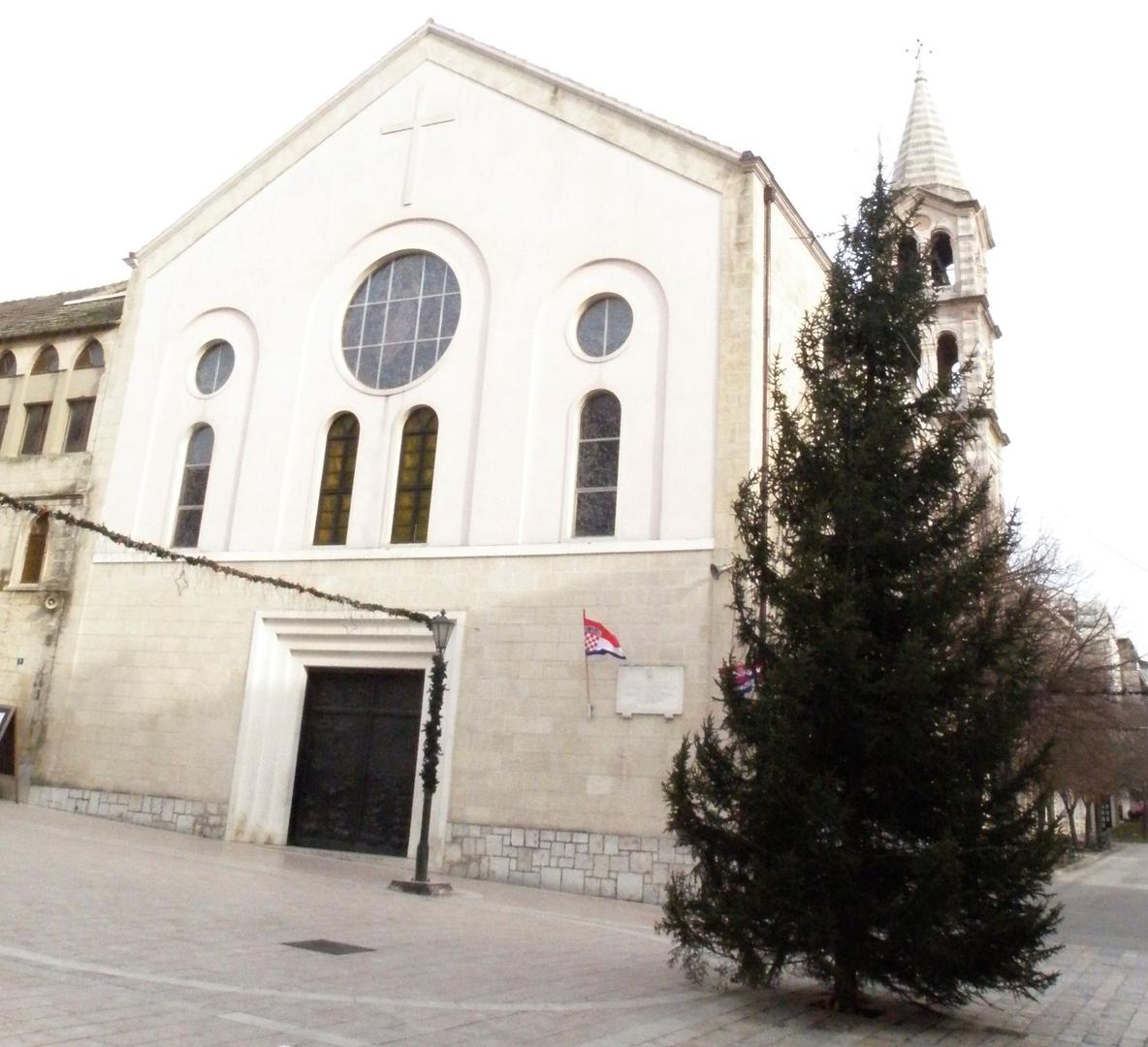 Ova katedrala nalazi se u znamenitom marijanskom svetištu, a građena je od 1699. do 1712. godine i do danas je zadržala svoj izvorni izgled. U crkvi se nalazi slika Gospe naslikana u 15. ili 16. stoljeću, koju je puk donio pred turskom najezdom iz Rame, a tamošnji stanovnici okrunili su je u znak zahvalnosti za pobjedu nad Osmanlijama 1715. godine i ukrasili zavjetnim darovima od zlata. Ova crkva i samostan zaštićeno su kulturno dobro.
