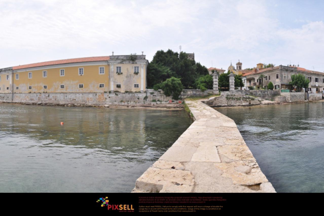 '30.07.2011., Porec - Posebna vatikanska komisija, u kojoj je bio i kardinal Bozanic, ponistila je odluku hrvatskog suda, na temelju kojeg je samostan Dajla i zemljiste pokraj Novigrada vraceno zupi D