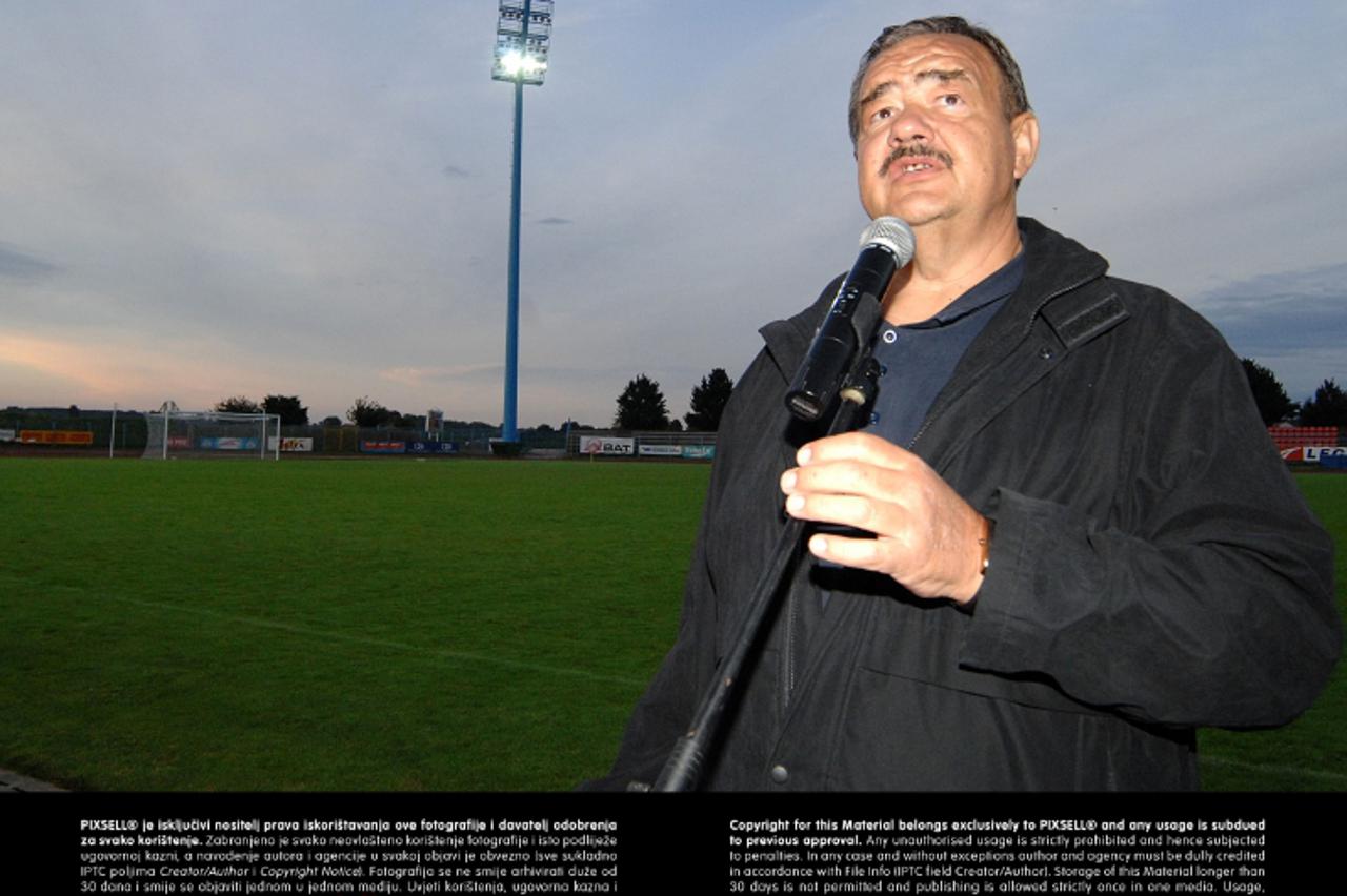 '11.07.2009., Cakovec -  Povodom Kupa grada Cakovca, rasvjetu na terenu SRC-a Mladost sluzbeno je otvorio gradonacelnik Branko Salamon. Photo: Vjeran Zganec-Rogulja/Vecernji list'