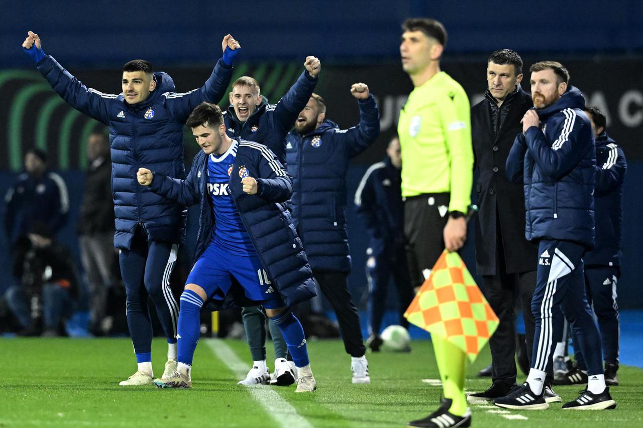 Zagreb: Slavlje igrača Dinama nakon 2:0 pobjede u prvom susuretu 1/8 finala UEFA Konferencijske lige protiv PAOK-a