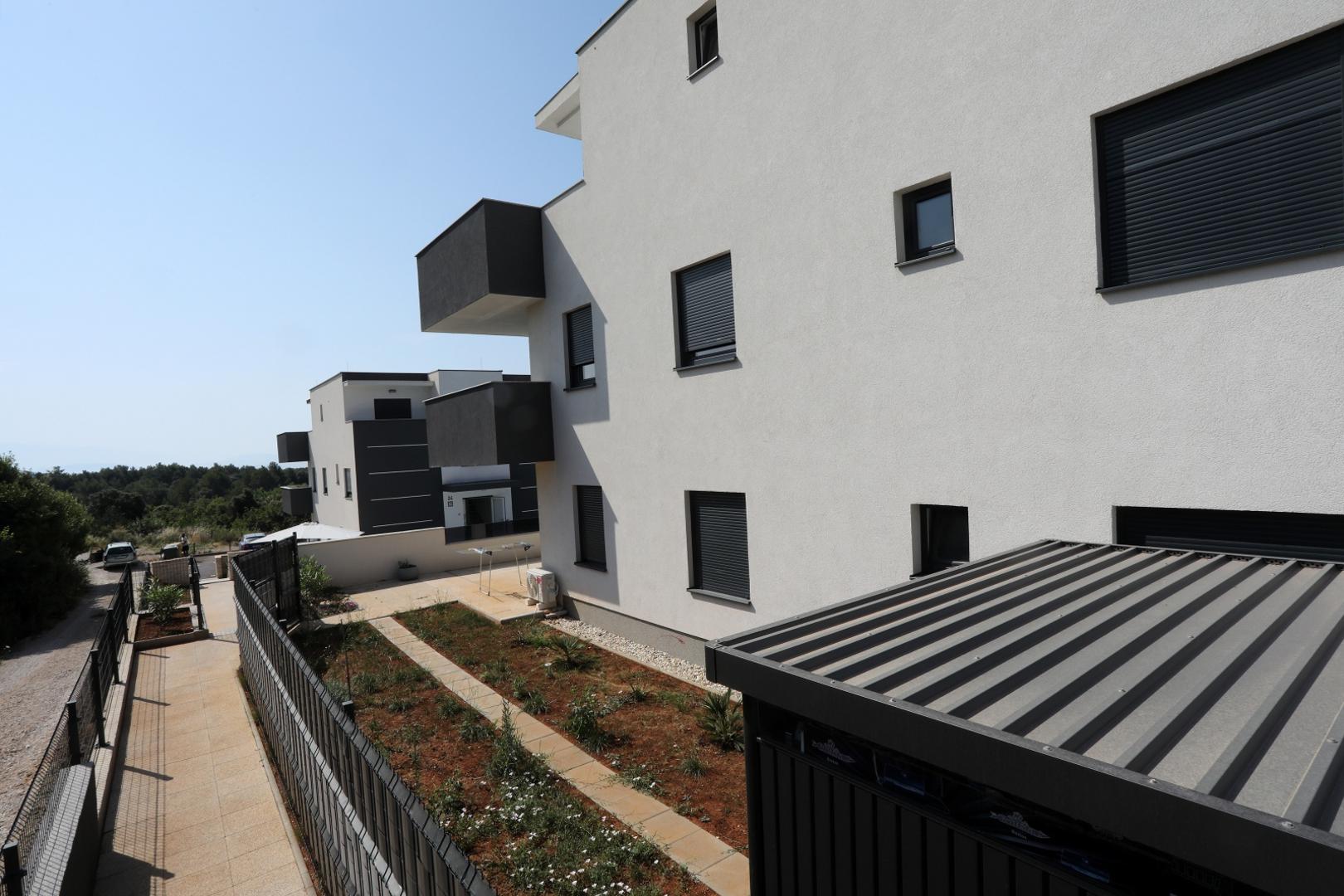 28.07.2021., Krk - Zgrada u ulici Mali Kartec u kojoj je suprug ubio suprugu. Stan u suterenu, ploicijska traka na vrartima i bijeli Volvo kojem je udubljen krov po kojem je lupao suprug ubojica.Photo: Goran Kovacic/PIXSELL